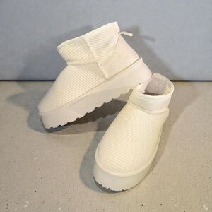 Dirty Laundry Yarroh Cream Corduroy Platform Ribbed Mini Boots 8 EUC